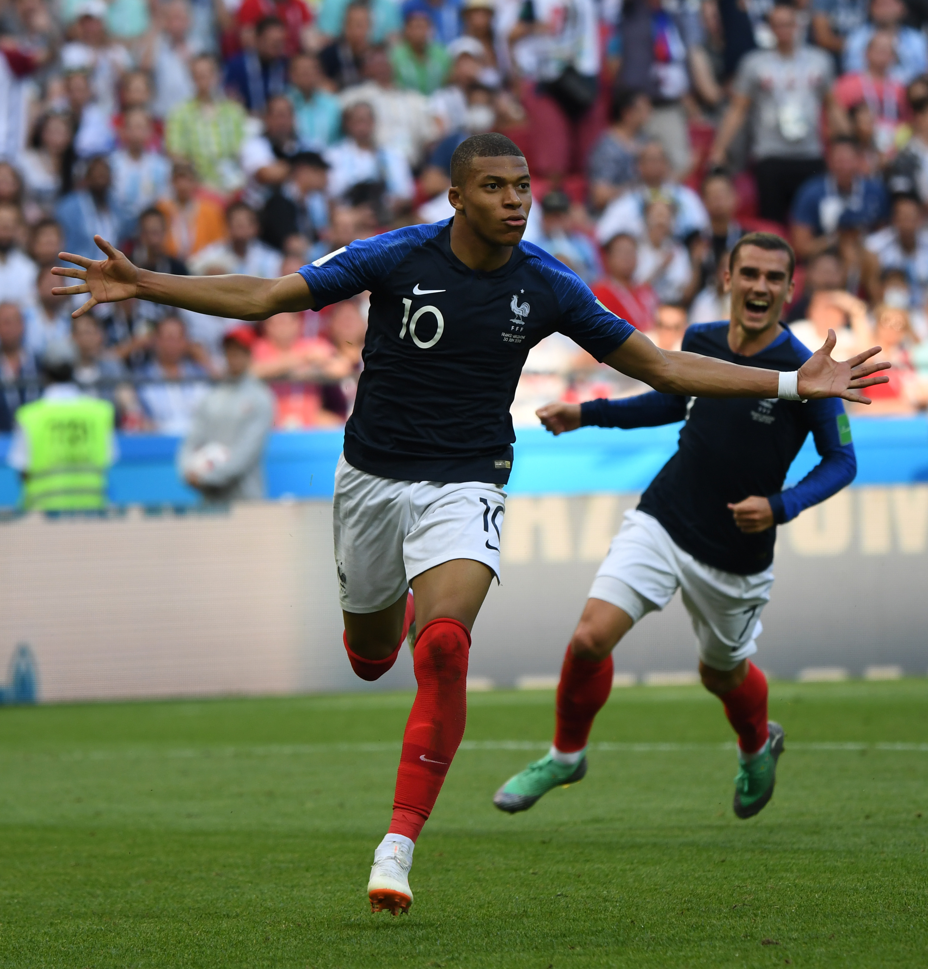 巴萨官方：欧冠对法鹰将检查穿客队球衣者身份，排除非法购票