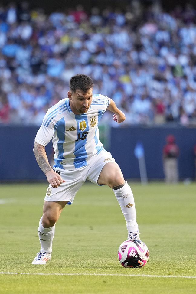 成都蓉城在中超和足协杯表现不佳，古尔芬克尔可能离队，周定洋面临续约问题，俱乐部需补强阵容。（双线低迷的成都蓉城：古尔芬克尔或离队、周定洋续约成疑，补强迫在眉睫）