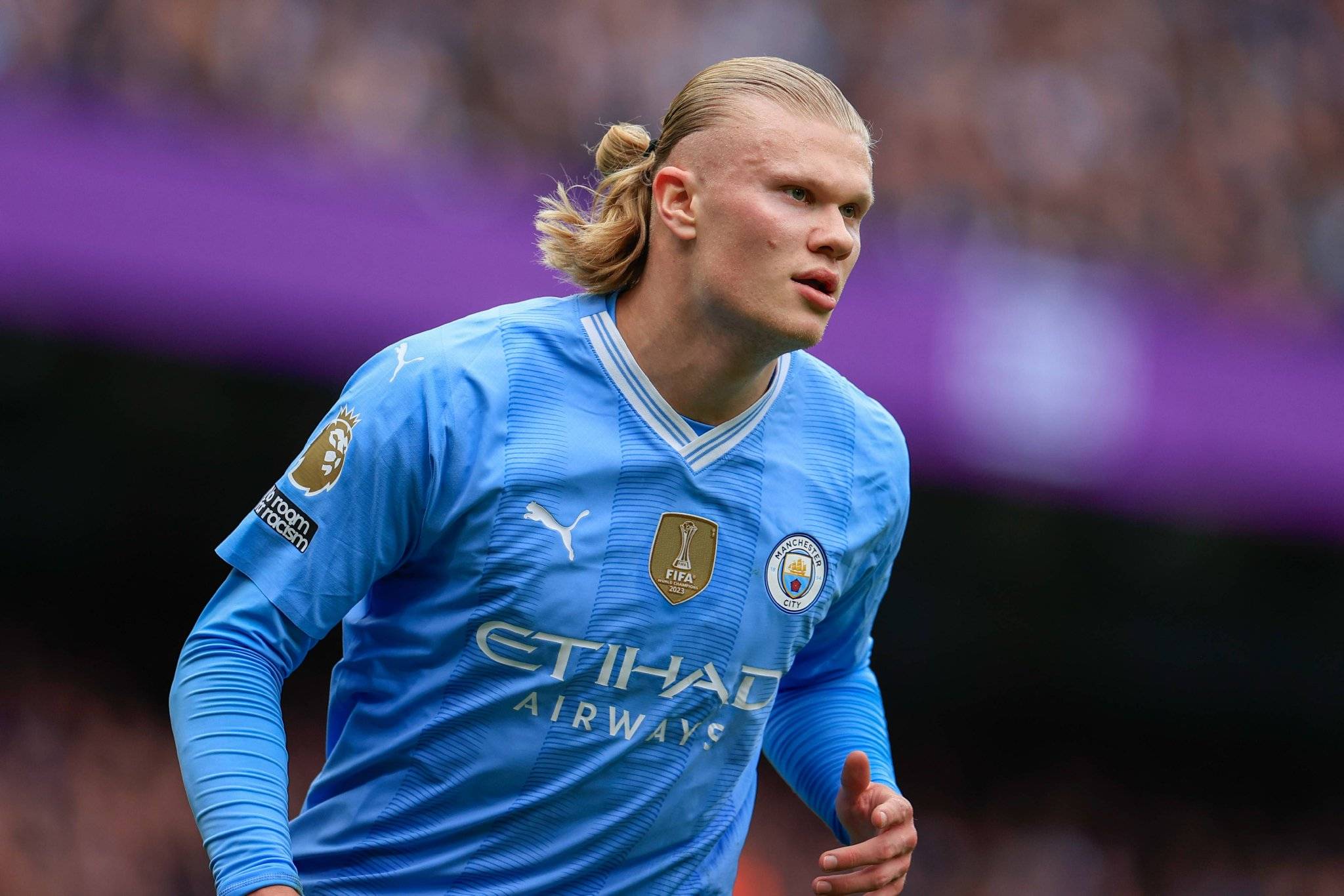 皇马在国家德比后失利，阿隆索面临下课危机，巴萨趁机领跑，西甲争冠形势严峻。（皇马德比败北阿隆索帅位告急，巴萨趁势领跑，西甲争冠白热化）