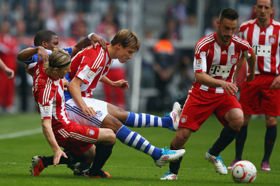 詹姆斯赛后向卡斯尔赠送签名球衣：年轻的国王，继续加油