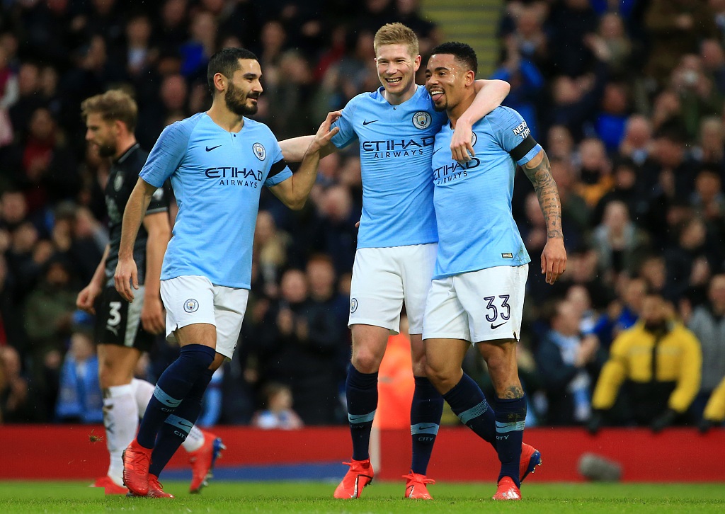 欧冠半场：詹姆斯助攻佩德罗破门，切尔西暂1-0亚特兰大（欧冠中场战报：詹姆斯送助攻佩德罗建功，切尔西暂以1-0领先亚特兰大）