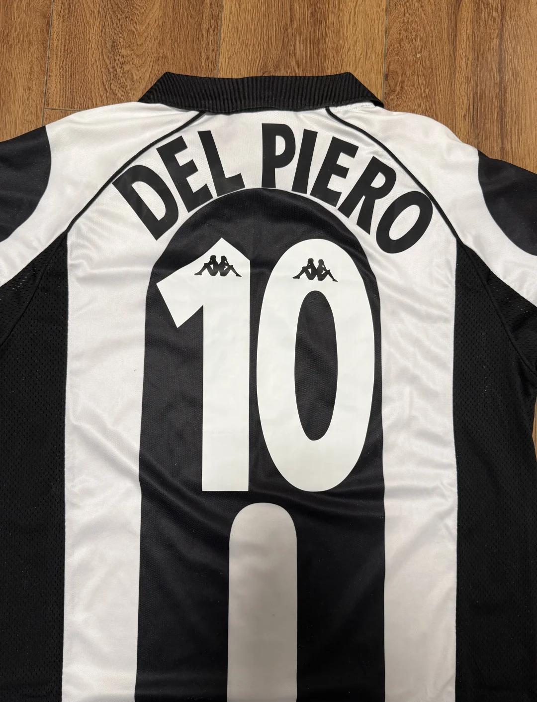 人物志：森林传奇约翰·罗伯逊人生落幕，他被誉为绿茵毕加索（森林传奇约翰·罗伯逊谢幕：足坛“绿茵毕加索”的最后一章）