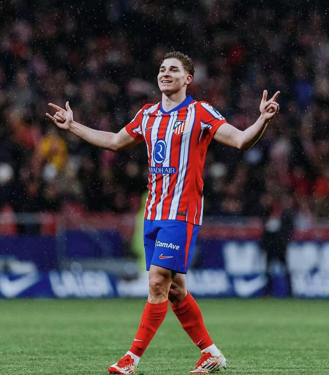 国安球员列队欢迎两位久违强援入队，中超金靴意外领衔，值得期待