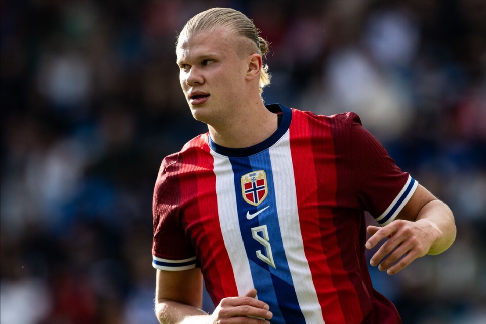 曼联客场不败创英超最长纪录，B费贡献2球1助攻，但防守漏洞明显，积分排名靠后。（曼联客场不败续写英超最长纪录，B费梅开二度并送助攻，防线隐患明显、积分依旧靠后）