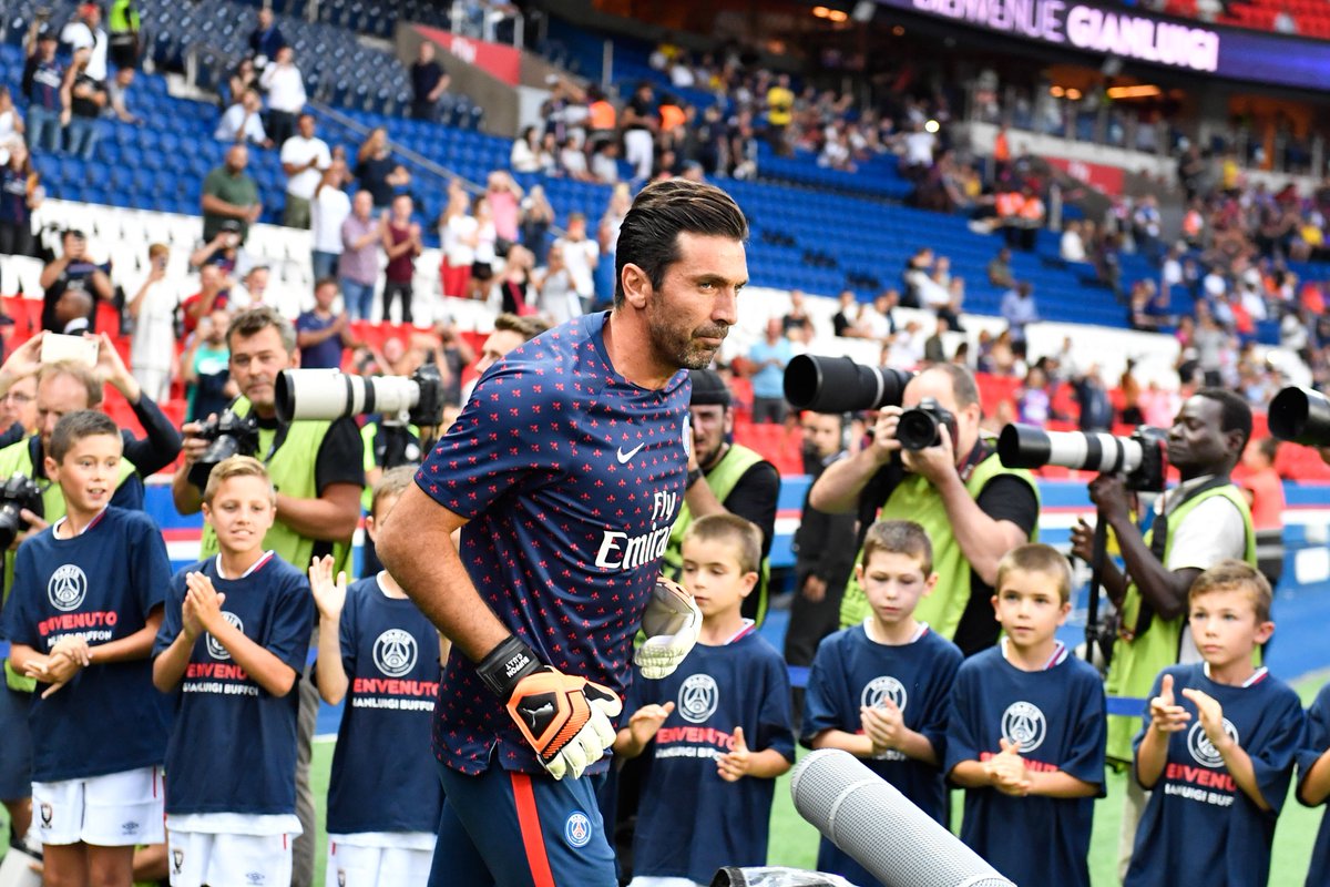 强强较量，巴黎vs拜仁是欧冠联赛阶段首次前两名球队直接交手（欧冠赛场首度上演榜首双雄正面对决：巴黎大战拜仁）