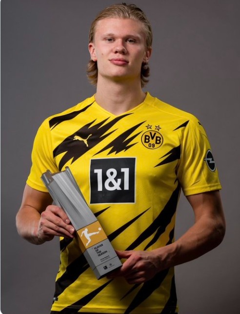 足球报：张外龙这几年一直关注铜梁龙，冲超后他独坐良久