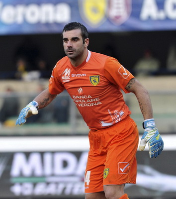 邮报：维拉无意买断埃利奥特，球员遭“冷藏”两月身陷困境（邮报：维拉不打算买断埃利奥特，球员遭雪藏两月陷入窘境）