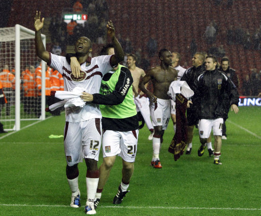 弗拉格砍下35分8篮板，莱昂纳德贡献30分，独行侠客场险胜快船