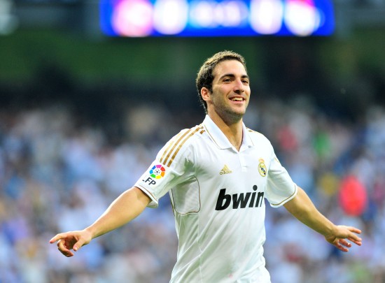 为欧洲杯预热，半决赛及决赛举办场地温布利球场进行无人机表演