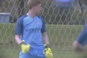 足球欧冠豪门锁定小组第一提前晋级（欧冠豪门锁定小组头名，提前晋级）