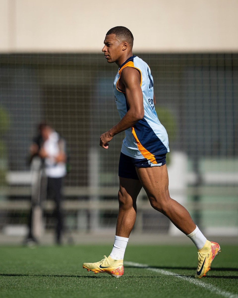 理性追星，新鹏城vs成都赛后有球迷跳下看台与韦世豪合影