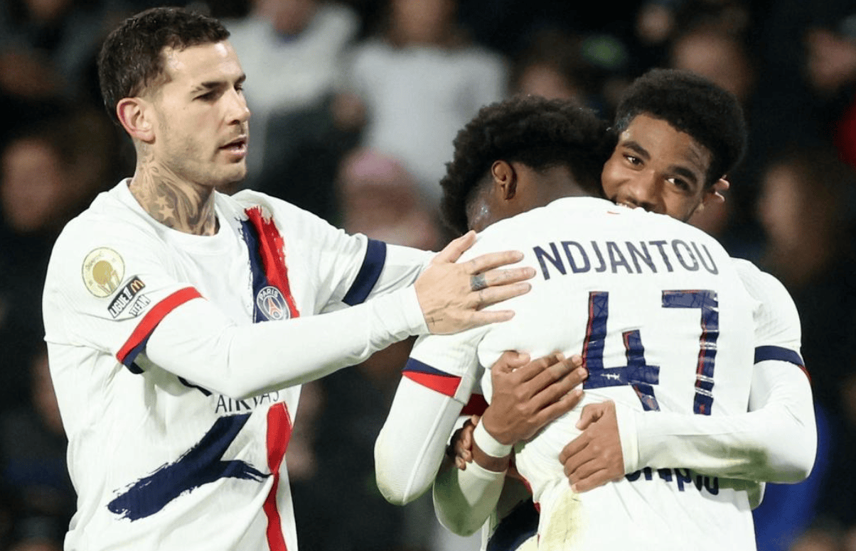 给爷整笑了，曼奇尼假意亲吻布鲁马多，将布鲁马多逗笑